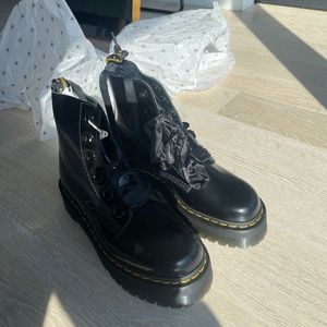 Unisex Dr Martens black Molly boots